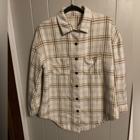 👚(bundle 4 items w/👚for $16) Plaid Shacket - Picture 1 of 9